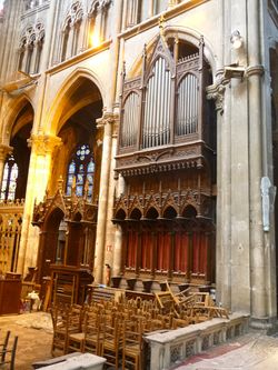 Fichier:250px-Valenciennes-Orgue choeur.jpg