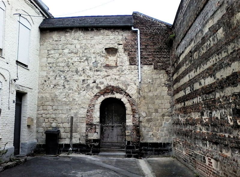 Fichier:800px-Valenciennes-Cour de la Chaussee.jpg