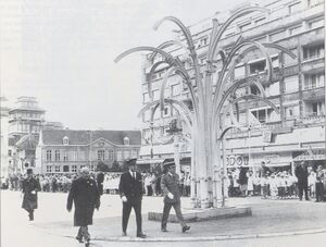 Valenciennes-Arbre oublie place armes.jpg